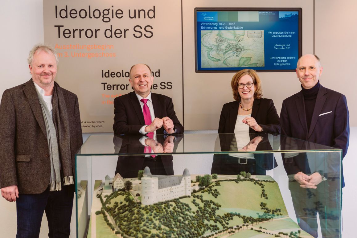 Von links nach rechts: Markus Moors, Leitung Forschung &amp; Sammlung und stellv. Museumsleitung, Paderborns Landrat Christoph Rüther, Museumsleiterin Kirsten John-Stucke und Dezernent des Kreises Paderborn, Ingo Tiemann 